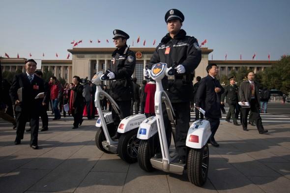 Poliser framför Folkets stora sal i Peking. (Foto: Ed Jones/AFP/Getty Images)