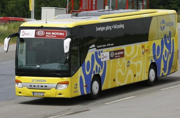 En svensk buss passande för ett fotbollslag presenterades i Schweitz den 28 maj 2008 inför en fotbollstävling. Bussen på bilden har inget samband med undersökningen. (Foto: AFP/Euro 2008/Steffen Schmidt) 