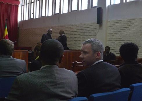 Den svenska journalisten Martin Schibbye (andra från höger) talar med sin advokat Abebe Bakha i etiopisk domstol den 1 november i Addis Abeba. (Foto: AFP/Jenny Vaughan)