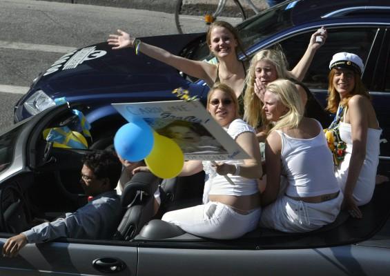 Svenska studenter har en tradition att fira sina avgångsexamen med att köra runt i bilar och lastbilar. (Foto: AFP/Sven Nackstrand)
