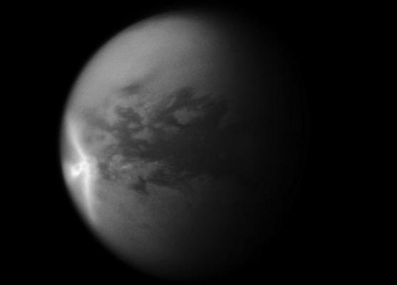 En enorm pilformad storm blåser över de ekvatoriala regionerna på Titan, sett från NASA:s rymdsond Cassini. Formationerna beror på säsongsmässiga väderförändringar på Saturnus största måne. (Foto: NASA/JPL/SSI)