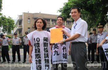 Ding Xuyun (t.v.), offer för affärssvindleri i Kina, protesterar tillsammans med andra framför Taiwans lagstiftande församling den 2 september. (Foto: The Epoch Times)