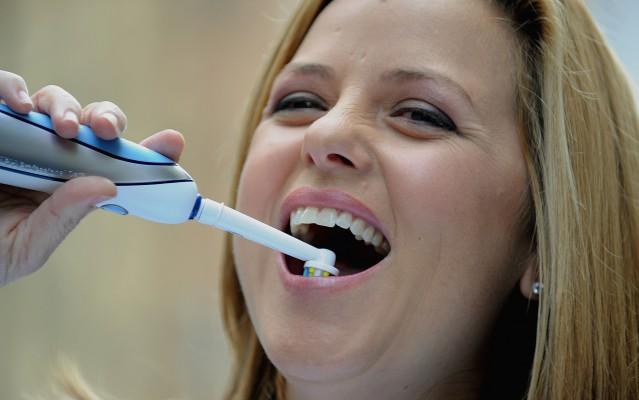 Fluor är bra för tänderna och minskar karies, har vi fått lära oss under decenniers kampanjer. Men är det ofarligt? (Foto: Greg Wood/AFP)