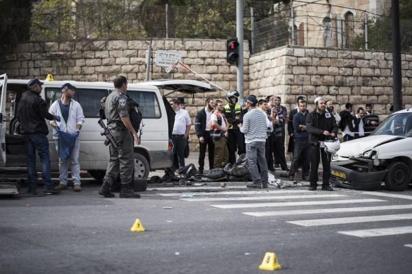 Polisen på platsen för en misstänkt terroristattack den 5 november 2014 i Jerusalem, Israel. En person dödades och minst 13 personer skadades efter att en förare kraschade bilen bland fotgängare under en misstänkt terrorattack nära östra Jerusalem på onsdagen. (Ilia Yefimovich/Getty Images)