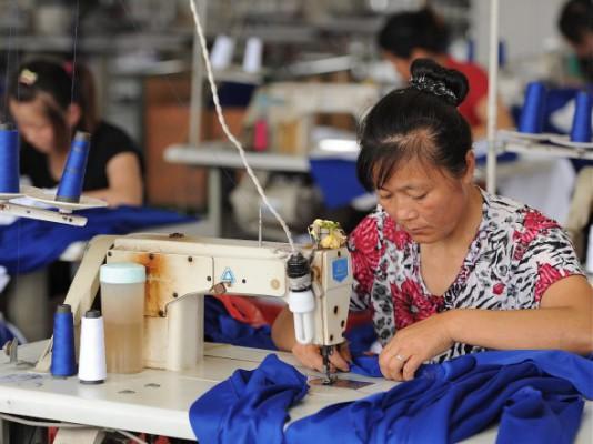 Arbetare på en textilfabrik i Hefei, Anhuiprovinsen i östra Kina, 2011. (Foto: STR/AFP/Getty Images)