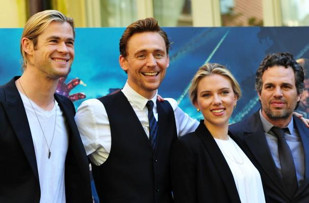 (Från vänster till höger) Skådespelarna Chris Hemsworth, Tom Hiddleston, Scarlett Johansson och Mark Ruffalo poserar inför filmvisningen av The Avengers i april 2012 i Rom. (Foto: AFP/Alberto Pizzoli) 
