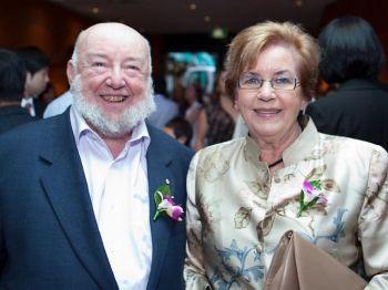 Thomas Keneally, prisbelönt författare och dramatiker och hans hustru besökte premiären på Shen Yuns World Tour 2011 på Capitol Theatre i Sydney. (Foto: Henry Lam/ Epoch Times)