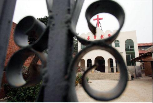 En kristen kyrka skymtar på detta arkivfoto från staden Yanshi i Henan-provinsens den 21 februari 2007. Kristna kyrkor, både registrerade kyrkor som godkänts av kommunistregimen och oregistrerade huskyrkor, har nyligen trakasserats av myndigheterna. (Foto: China Photos/Getty Images)