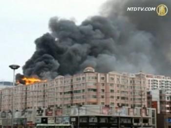 Skärmdump från NTDTV:s rapport om den tragiska branden i Tianjin i början av juli, som nu fruktas ha kostat hundratals människoliv. (NTDTV.com)