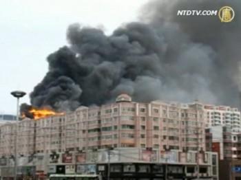 Skärmdump från inslag på NTDTV om en tragisk brand i Tianjin i juni. (NTDTV.com)