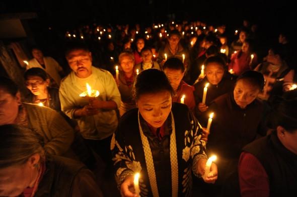 Exiltibetaner deltog i en ljusvaka i Kathmandu, Nepal den 13 februari. Dagen efter försökte en munk bränna sig själv till döds i protest mot det kinesiska styret i Tibet. (Foto: Prakash Mathema/AFP/Getty Images)
