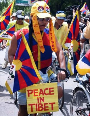Demonstration för Tibets självständighet i Indien under OS. (Foto: AFP)