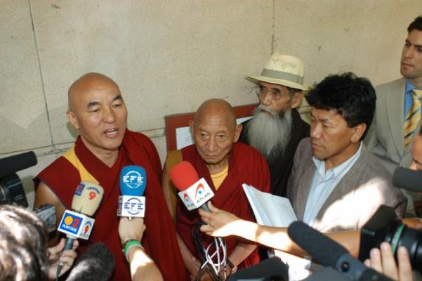 Från höger till vänster syns Thubten Wangchen (offer och målsägande), Palden Gyatso (offer), Takna Jigme Sangpo (offer), Kalsang Phuntsok (dåvarande chef för tibetanska ungdomskongressen), framför den spanska nationella domstolen (Audiencia Nacional) efter att ha lämnat in en stämningsansökan för folkmord, den 28 juni 2005. Den 6 februari utfärdade arresteringsordrar i fallet. (Foto: Carlos Sánchez/Tibet Support Committee)
