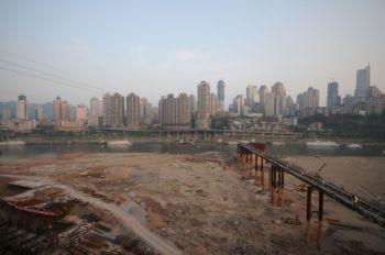 Jialingfloden nära staden Chongqing var en gång en stor flod, men nu liknar den en liten å. (Foto: Epoch Times)