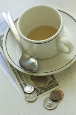 Att spara in på dagliga vanor såsom att köpa en kaffe istället för att brygga en hemma kan generera besparingar på sikt. (Foto: Photos.com)
