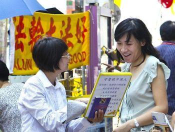 Tar avstånd från partiet. En frivillig delar ut information vid ett tuidangcenter i Menkong i Hongkong. Dagligen avsvär sig hundratals kineser allt samröre med kommunistpartiet på denna plats. Varje år lämnar totalt mer än hundratusen personer partiet. (Foto: Yu Gang/Epoch Times)