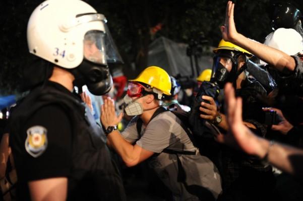 Demonstranter konfronterar den turkiska kravallpolisen innan de flyttar in i Geziparken i Istanbul den 15 juni. Den turkiska polisen stormade parken på lördagen efter att demonstranter trotsade ett ultimatum från premiärminister Recep Tayyip Erdogan att avsluta ockupationen av området. (Foto: Bulent Kilic/ AFP)
