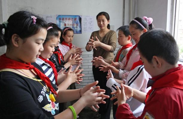 Kinesiska skolbarn lära sig att tvätta händer på rätt sätt i Hefei i Kina den 30 maj. Myndigheter i Kina har varnat att risken för att svininfluensan sprider sig i Kina är "mycket stor" då miljoner kineser reste runt i landet under den gågna helgen, då alla hade tre dagar ledigt. (Foto: AFP/Getty Images)