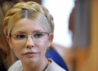 Ukrainas förre premiärminister Julia Tymosjenko lyssnar när domare Rodion Kireyev meddelar domen i  Pecherskydomstolen i Kiev den 11 oktober 2011. (Foto: Sergei Supinsky/AFP/Getty Images)