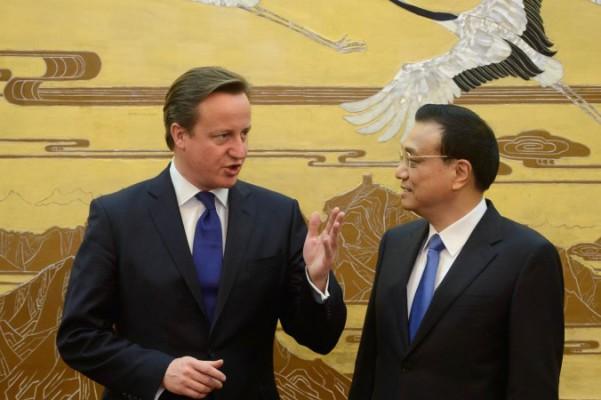 Storbritanniens premiärminister David Cameron (till vänster) och Kinas premiärminister Li Keqiang deltar i en ceremoni i folkets stora sal i Peking den 2 december 2013. Cameron inledde under detta besök en dialog om mänskliga rättigheter med Kina som dock Kina nu ensidigt har ställt in. (Foto: Ed Jones/Getty Images)