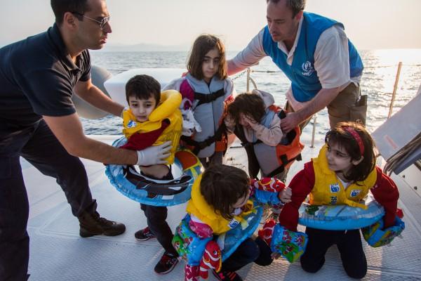 Grekiska kustbevakningen räddar syriska flyktingar från en gummibåt i Medelhavet, nära den grekiska ön Lesbos. Svenska hjälporganisationer tror att medieuppmärksamheten har varit viktig för svenskarnas ökade givarvilja på sistone. Foto: UNHCR / Andrew McConnell
