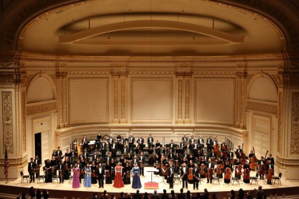 Medlemmar i Shen Yun Symphony Orchestra står upp för att ta emot publikens hyllningar på Carnegie Hall i New York den 5 oktober. (Foto: Christian Watjen / Epoch Times)