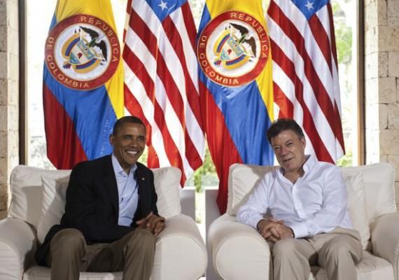 Colombias president Juan Manuel Santos och USA:s president Barack Obama håller ett möte vid sidan det panamerikanska toppmötet på Casa de Huespedes i Cartagena, Colombia, den 15 april. (Foto: Saul Loeb / AFP / Getty Images)