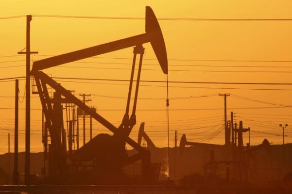 Oljepumpar i gryningen på ett oljefält i Lost Hills, Kalifornien. Billigare energi har gjort tillverkningsindustrin mer lönsam i USA, vilket har bidragit till en bättre tillväxt i den amerikanska ekonomin. (Foto: David McNew/Getty Images) 