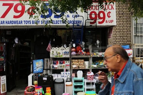 En man går förbi en lågprisbutik i Brooklyn, New York, den 12 juni. USA:s medelklass har enligt en ny undersökning minskat med 10 procent från år 1971 till 2011. (Foto: Spencer Platt/Getty Images)