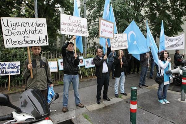 Ett 20-tal aktivister demonstrerar den 1 augusti 2011 framför den kinesiska ambassaden i Wien för att protestera mot förtrycket av Kinas uiguriska minoritet i Xinjiangregionen. (Foto: Dieter Nagl/AFP/Getty Images)