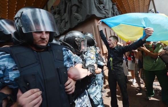 Ukrainska oppositions-aktivister drabbar samman med kravallpolis den 4 juli 2012 under en demonstration i Kiev mot en ny språklag. (Foto: Sergei Supinsky/AFP/GettyImages)