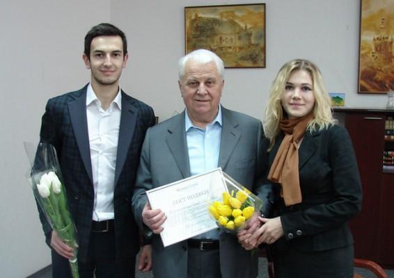 Leonid Kravchuk (mitten), Epoch Times reporter Olena Balakina och Mstislav Taras, rådgivare till guvernören i Ivano-Frankivskregionen. (Foto: Epoch Times)