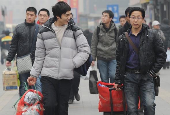 Migrantarbetare på väg hem till sina familjer på landsbygden för att fira det kinesiska nyåret, den 17 januari 2012 i Peking. (Foto: Mark Ralston/AFP/Getty Images)