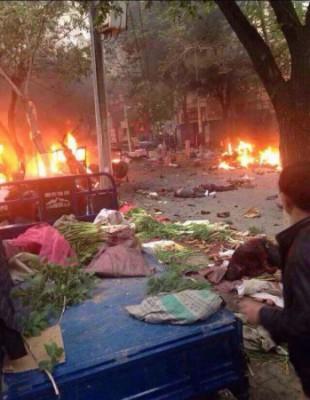 Kaos och förödelse efter den brutala attacken på en marknad i Xinjiangregionens huvudstad Urumqi på torsdagen. (Weibo.com)