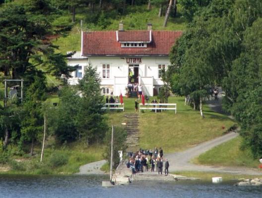 På årsdagen av terrorattackerna i Norge samlades överlevande och dess anhöriga på Utöya för en minnesstund. (Foto: Susanne Willgren/ Epoch Times Sverige)
