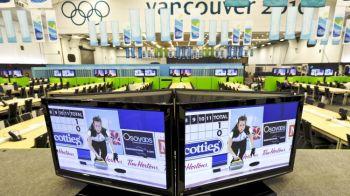 Ett curlingträningspass sänds på TV-skärmar vid medias huvudcenter under Vancouvers olympiska vinterspel 2010 den 7 februari. Över 11 000 journalister väntas anlända till staden. (Foto: David Hecker / AFP / Getty Images)