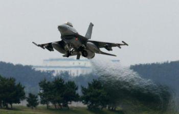 Ett fullt utrustat F-16 lyfter. (Foto: AFP / Getty Images)