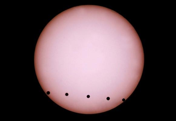 Bilden är tagen med flera exponeringar i München och visar fem olika faser då planeten Venus passerade över solen, den 8 juni 2004. Cirka fem miljarder människor runt om i världen kunde, då vädret tillät det se synen, som varade under drygt sex timmar. (Foto: Joerg Koch/ AFP/ DDP )