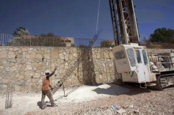En arbetare gör grunden till ett nytt hus den 27 september 2010 i bosättningen Kokhav Hashahar på Västbanken medan Israel avslutade sitt tio månader långa stopp för bosättandet på Västbanken (Foto: Menahem Kahana/AFP/Getty Images)
