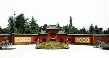 Vita hästens tempel är det äldsta templet i Kina. Det grundades av kejsare Ming under östra Handynastin. (web photo)
