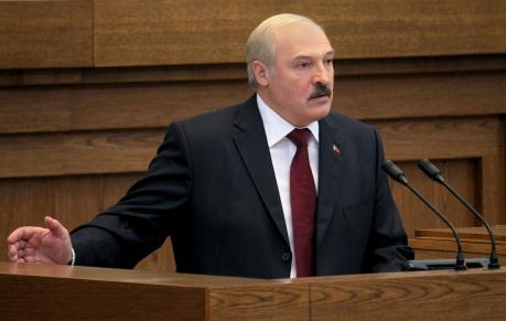 Vitrysslands president Alexander Lukasjenko ger sitt årliga tal om tillståndet i nationen, den 8 maj i år. USA har brännmärkt Lukasjenko som Europas siste diktator, han håller ett sovjetiskt grepp om både politik och ekonomi sedan han blev president 1994. (Foto: Maxim Guchek / Belta/ AFP)
