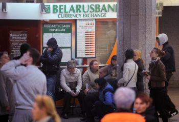 Människor framför ett växlingskontor i Minsk väntar på att få köpa hårdvaluta efter devalveringen av den vitryska rubeln. (Foto: Drachev/AFP/Getty Images) 