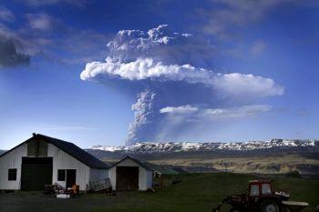 Ett moln av rök och aska ses över vulkanen Grimsvötn på Island den 21 maj. (Foto: STR/AFP/Getty Images)
