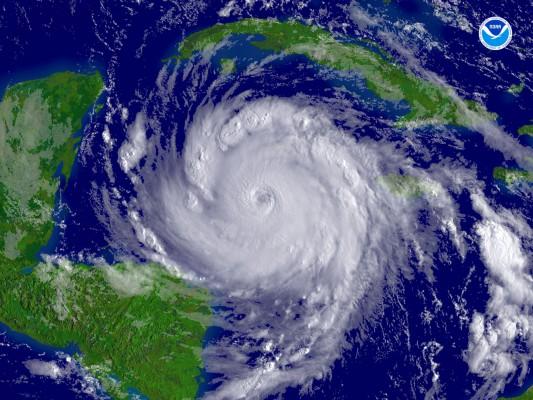 Den här satellitbilden visar hur Dean sveper fram över Karibien på måndagen. (Foto: AFP)
