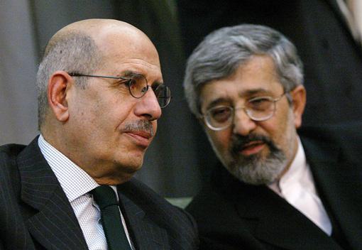 Internationella atomenergiorganets (IAEA) ledare Mohamed ElBaradei samtalar med Irans ambassadör i IAEA Aliasghar Soltaniyeh på Teherans flygplats 13 april. ElBaradei hoppades kunna övertala Iran att upphöra anrika uran. (Foto: AFP/Behrerouz Mehri)