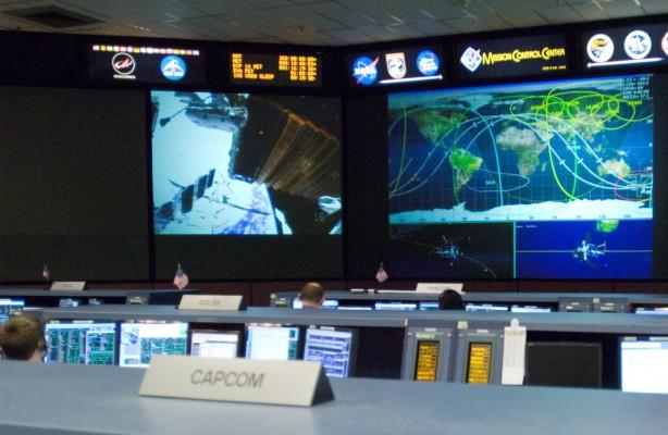 USA, Houston: Ingenjörerna i beredskap och som stöd till US rymdskyttel Discoverys fjärde rymdpromenad den 18 december 2006 på Mission Control Center i Houston Texas. (Foto:AFP/Nasa)