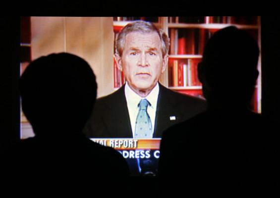 USA:s president George W. Bush berättar i TV om sin nya plan för Irak från Vita Huset i Washington, i natt svensk tid. Bush beordrade över 20,000 fler trupper till Irak, samtidigt som han erkände sina mistag som begåtts där och varnade de irakiska ledarna att de kommer att förlora USA:s stöd om de misslyckas med att undertrycka våldet. Foto:(AFP /Robert Sullivan)