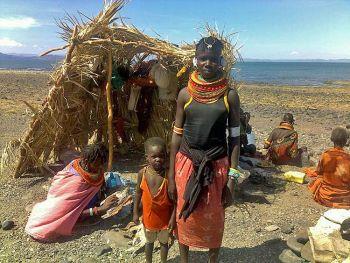 Vatten är allt: En nomadstams fiskeläger vid Turkanasjön som sträcker sig över gränsen mellan Etiopien och Kenya. De 800 000 människor som är beroende av sjöns vatten hamnar i fler konflikter när vattnet torkar upp. (Foto med tillstånd av Makambos Lotorobo/Friends of Turkana)