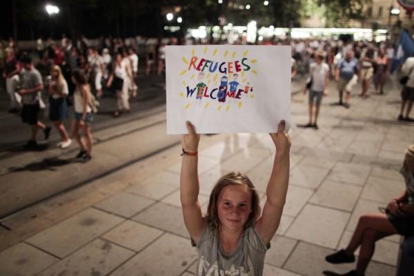 Människor i Europa börjar nu visa sin solidaritet med flyktingarna från krigshärjade länder. Foto: Patrick Domingo/AFP/Getty Images
