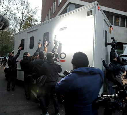 Fotografer tar bilder av fängelsebilen, där man trodde att grundaren av Wikileaks, Julian Assange, fördes till häktet, då den lämande Westminster Magistraites Court i centala London den 7 december. (Foto: Ben Stansall/AFP)

